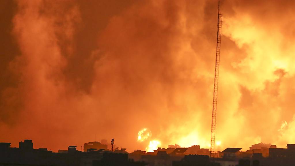Nach israelischen Luftangriffen auf Gaza steigen Feuer und Rauch aus Gebäuden auf. Foto: Abed Khaled/AP/dpa