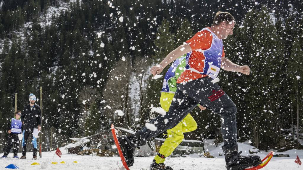 Ein Schneeschuhrennläufer beim Start eines Scheeschuhlauf-Wettkampfs der National Winter Games in Haslital-Brienz 2024. (Archivbild)