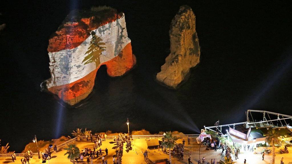 Die libanesische Flagge wird aus Solidarität mit den Opfern des Anschlags in Beirut auf den Raoche-Felsen projeziert. Zuvor wurde auch die französische Flagge gezeigt.