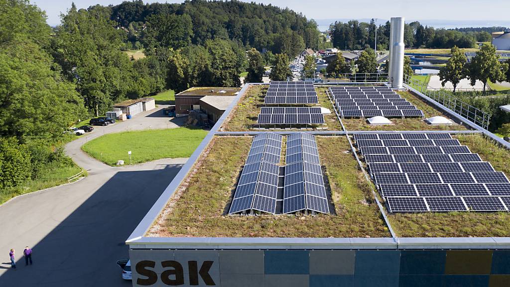 Die SAK senkt für kommendes Jahr die Strompreise. Im Bild zu sehen ist ein Kraftwerk der SAK mit einer Solaranlage auf dem Dach und an der Fassade in Wittenbach SG. (Archivbild)