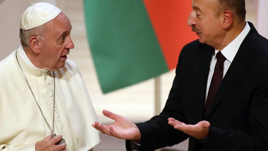 Papst Franziskus beim Präsidenten Aserbaidschans,  Ilham Aliyev (rechts). Bei seinem Besuch im Kaukasus stiess das Oberhaupt der katholischen Kirche nicht nur auf Gegenliebe.