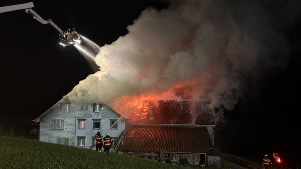 Die Feuerwehr löschte den Brand eines Hauses in Libingen SG.