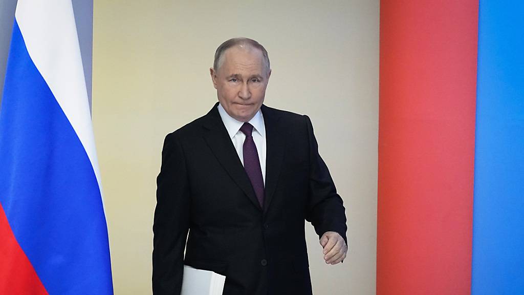 dpatopbilder - Wladimir Putin, Präsident von Russland, vor seiner Rede zur Lage der Nation in Moskau. Foto: Alexander Zemlianichenko/AP/dpa