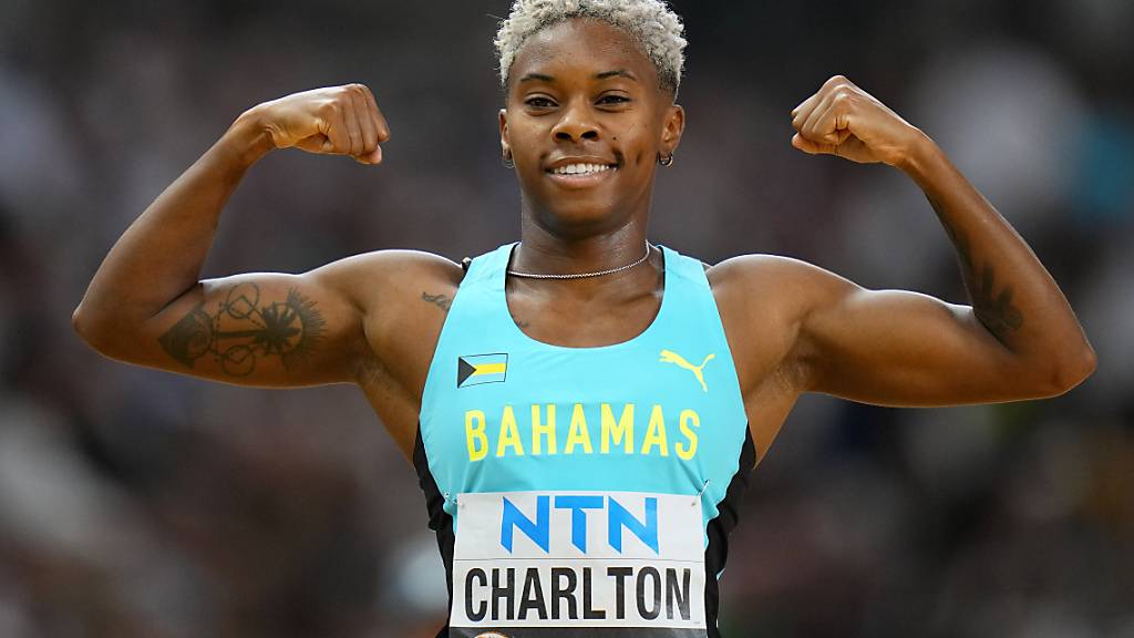 Devynne Charlton lässt die Muskeln spielen