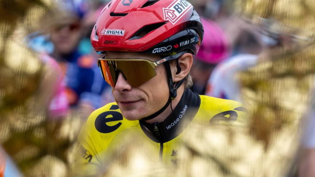 Jonas Vingegaard lässt auf dem Weg nach Uchon im französischen Morvan-Gebirge die Muskeln spielen