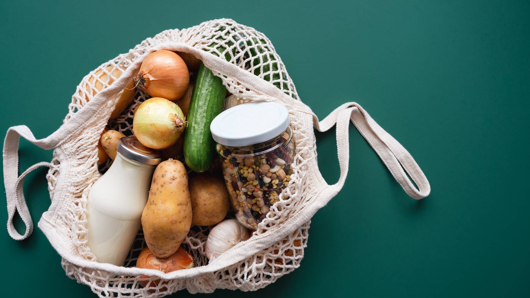 Gemüse, Milch und Bohnen in einer Einkaufstasche