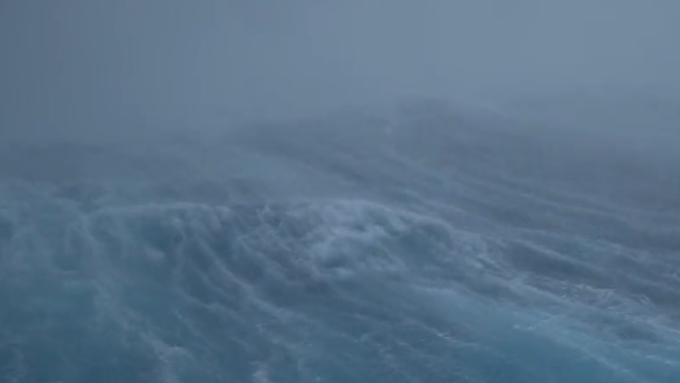 Drohne macht spektakuläre Aufnahmen von Hurrikan über dem Ozean