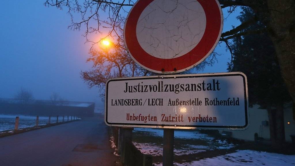 Journalisten warteten am Montagmorgen früh vergebens vor der Justizvollzugsanstalt Landsberg, Aussenstelle Rothenfeld auf Uli Hoeness: Der war zu dem Zeitpunkt bereits zu Hause.