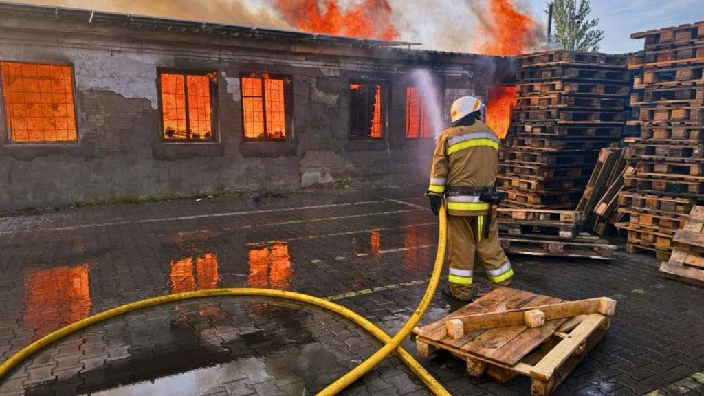 dpatopbilder - HANDOUT - Auf diesem vom ukrainischen Notdienst zur Verfügung gestellten Foto löscht ein Feuerwehrmann ein Feuer nach einem russischen Angriff in der Region Kiew. Foto: Uncredited/Ukrainian Emergency Service/AP/dpa - ACHTUNG: Nur zur redaktionellen Verwendung und nur mit vollständiger Nennung des vorstehenden Credits
