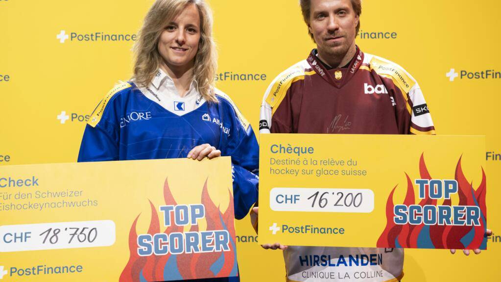 Lara Stalder (links) von den EVZ-Frauen und Markus Granlund von Genève-Servette werden als Liga-Topskorer der abgelaufenen Qualifikation geehrt