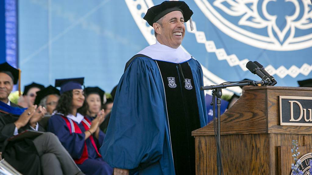 Bei einer Abschlussfeier der Duke Universität im US-Bundesstaat North Carolina haben Studenten aus Protest gegen den jüdischen Comedian Jerry Seinfeld die Veranstaltung verlassen. Foto: Bill Snead/Duke University/AP