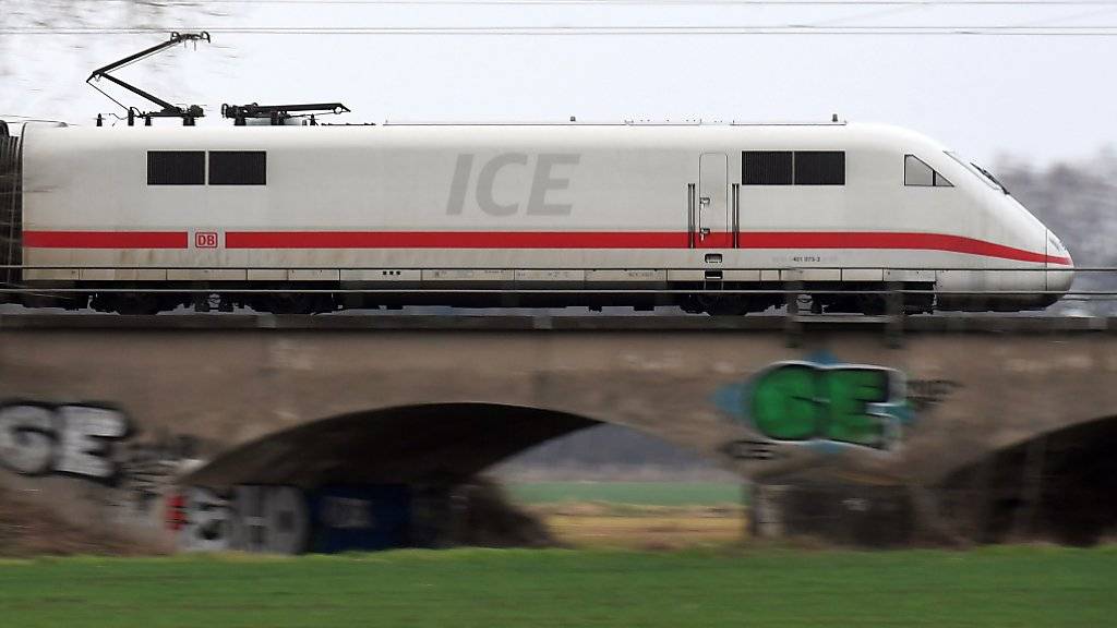 Ein ICE der Deutschen Bahn riss nahe Freiburg eine Fahrleitung herunter und blockierte so vorübergehend die Rheintalstrecke. (Symbolbild)