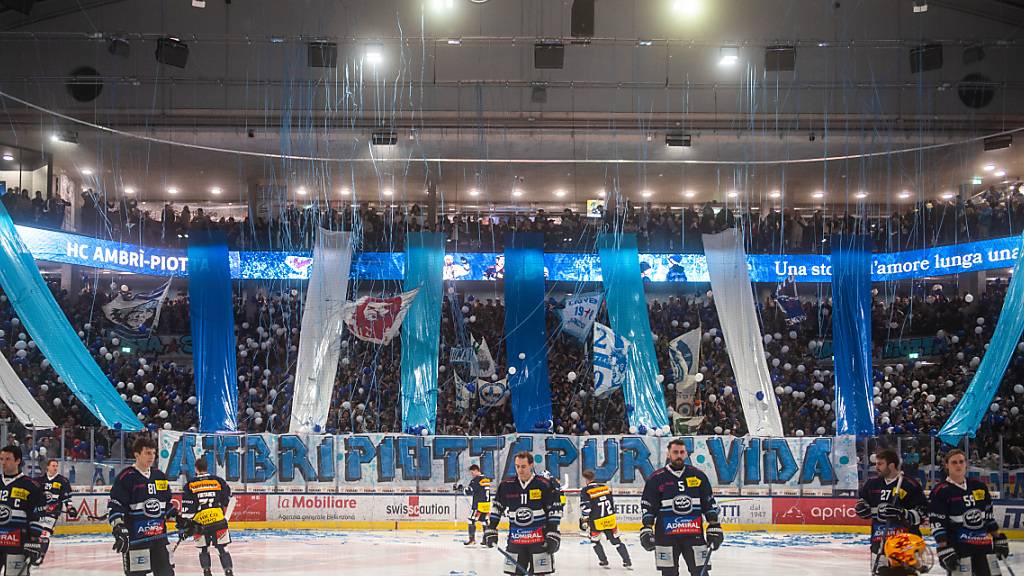 Tessiner Derby im Play-In - und ein ganzer Kanton ist in Ekstase. Hier Ambris Curva Sud vor dem Heimspiel gegen Lugano