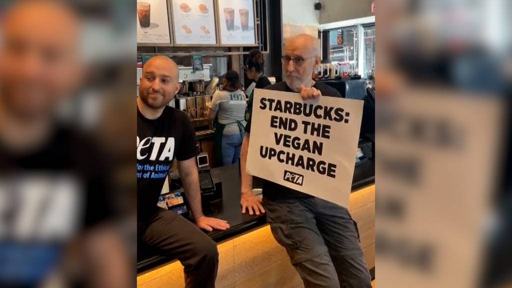Protestaktion: Schauspieler James Cromwell klebt sich an Starbucks-Theke fest