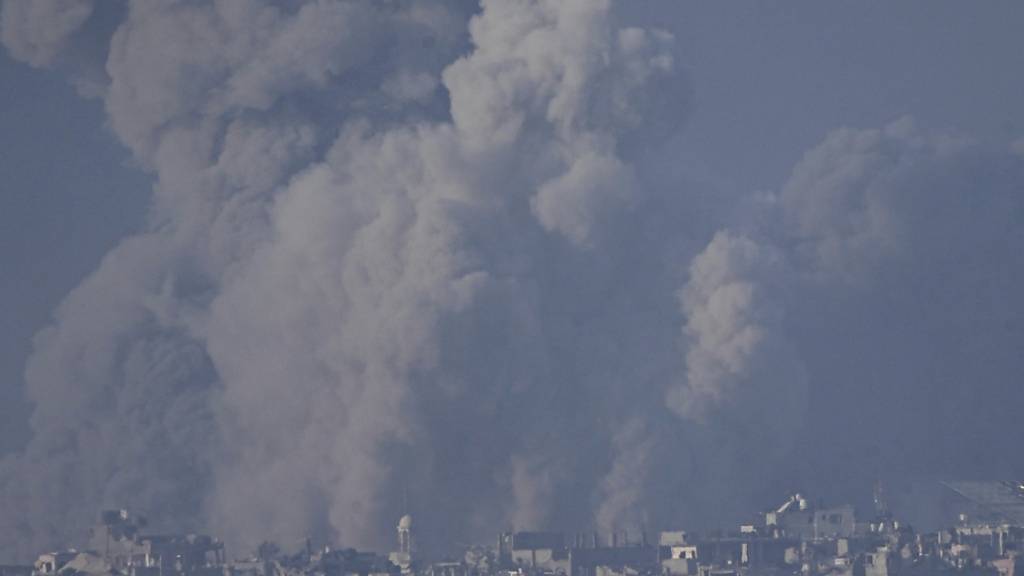 dpatopbilder - Rauch steigt nach einem israelischen Bombardement im Gazastreifen auf. Foto: Ariel Schalit/AP/dpa
