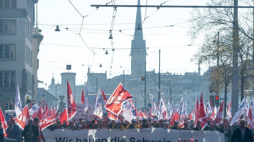 Am 10. November demonstrierten die Mitglieder der Gewerkschaft Unia - hier in Zürich - um ihren Forderungen Nachdruck zu verleihen. (Archivbild)