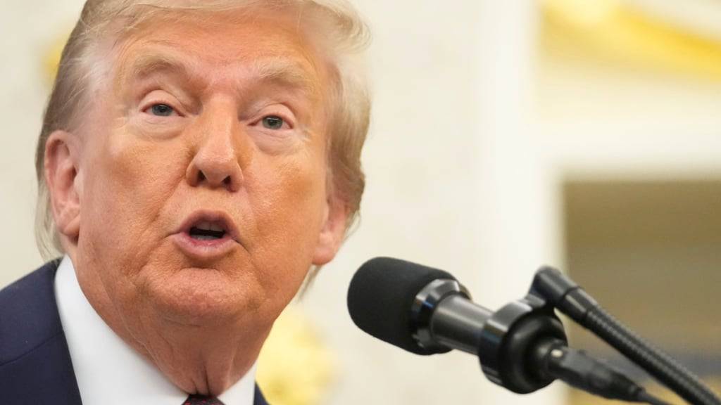 US-Präsident Donald Trump spricht während einer Veranstaltung über die Verlegung des Hauptquartiers des US-Weltraumkommandos von Colorado nach Alabama im Oval Office des Weißen Hauses. Foto: Mark Schiefelbein/AP/dpa