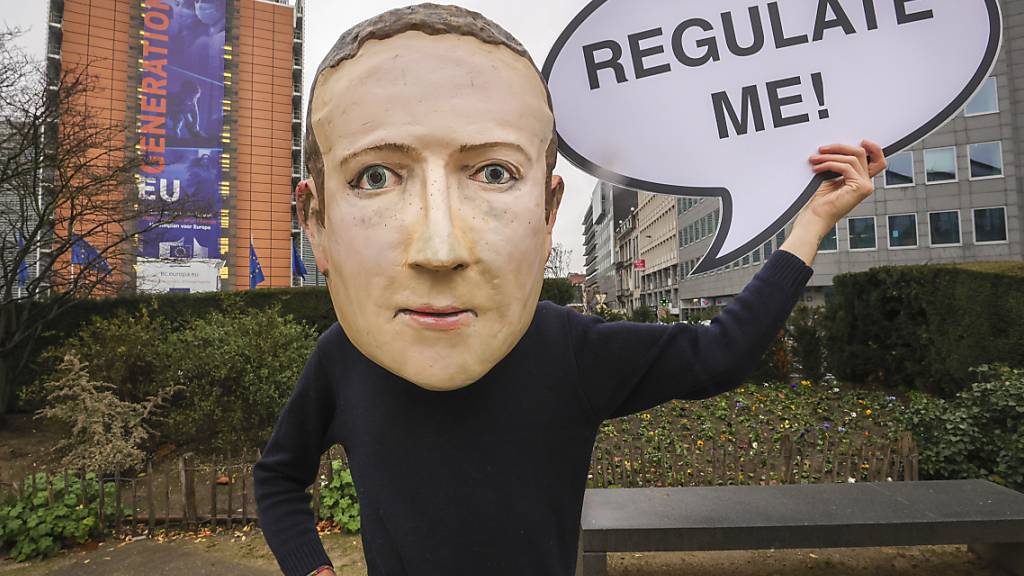 Facebook ist unter Beschuss: Demonstranten fordern eine stärkere Regulierung für Facebook (Archivbild).