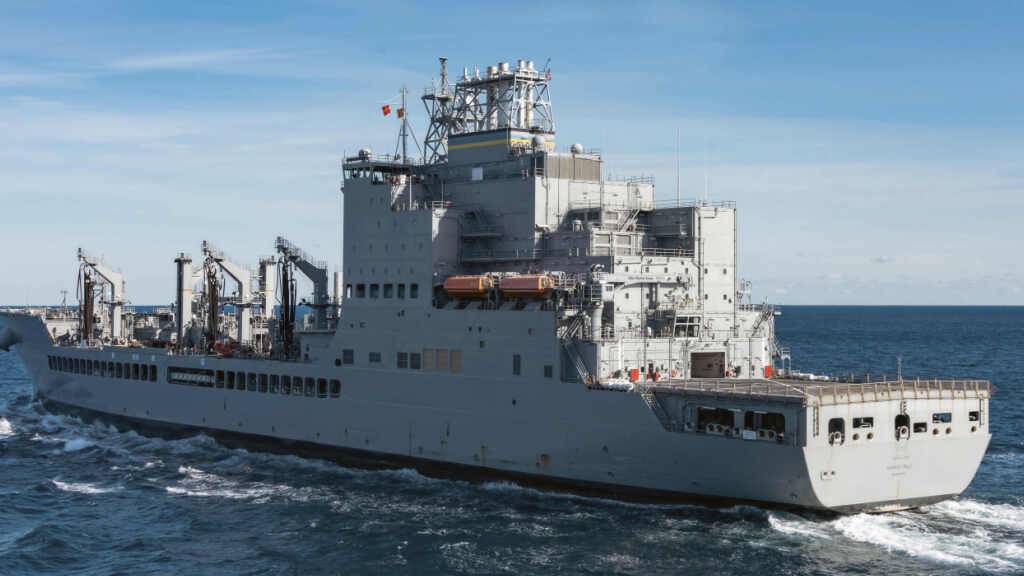 ARCHIV - HANDOUT - Auf diesem von der US-Marine zur Verfügung gestellten Bild führt das Versorgungsschiff der John Lewis-Klasse, USNS «Harvey Milk» (T-AO-206), am 13. Dezember 2024 im Atlantik einen Nachschubtransport durch. Foto: Maxwell Orlosky/U.S. Navy/dpa