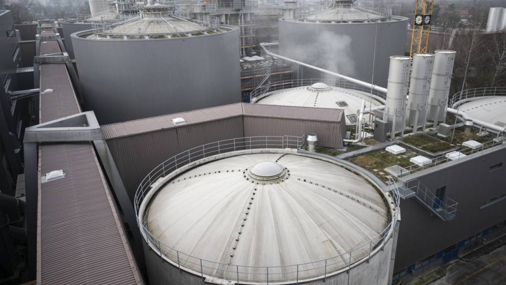 Die Stadt Zürich will CO2 aus dem Rauchgas der Klärschlammverwertungsanlage abscheiden. Doch nun hat sie die Vergabe abgebrochen. (Archivbild)