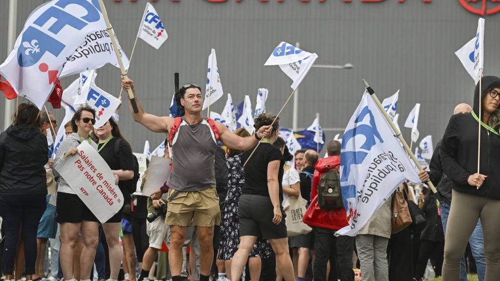 Demonstranten vor dem Hauptsitz von Air Canada in Montreal am Sonntag bei ihrem Protest im Tarifstreit.