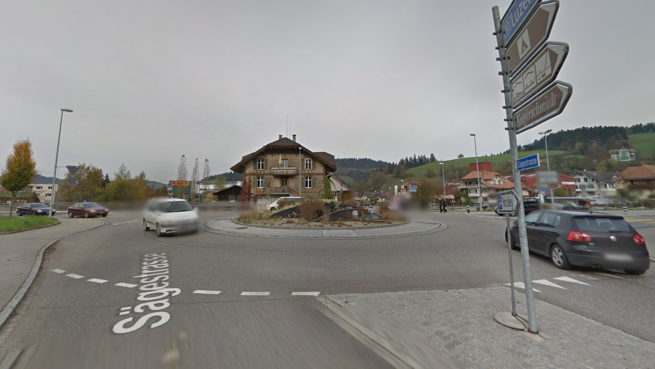 In einem Kreisel in Langnau geschah am Montag ein Unfall.