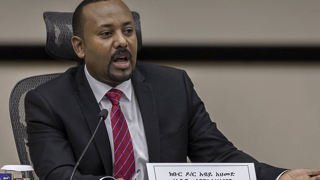 ARCHIV - Abiy Ahmed, Premierminister von Äthiopien, reagiert auf Fragen von Parlamentsmitgliedern im Büro des Premierministers. (Archivbild) Foto: Mulugeta Ayene/AP/dpa