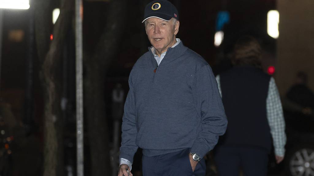 Ein Fahrzeug rammte Medienberichten zufolge einen Geländewagen aus der Kolonne von US-Präsident Joe BIden. Foto: Manuel Balce Ceneta/AP