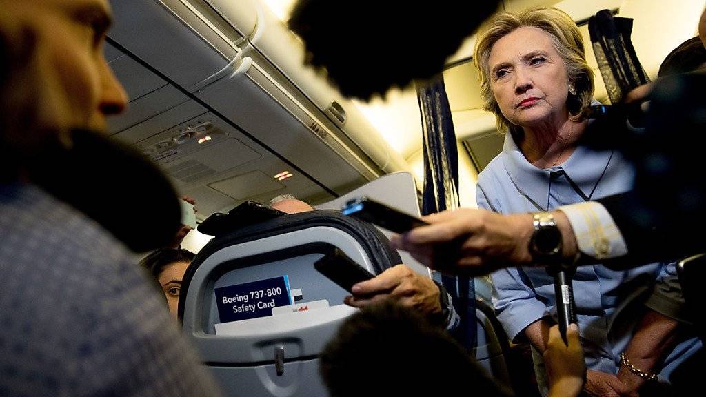 Auf einem Flug nach Moline im US-Bundesstaat Illinois liess sich Hillary Clinton nach langem wieder einmal ausserhalb von Interviews von Journalisten befragen.