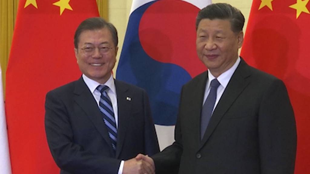 Der chinesische Staats- und Parteichef Xi Jinping (rechts) empfing am Montag in Peking unter anderem den südkoreanischen Präsidenten Moon Jae In zu Gesprächen. Es ging dabei primär um den Atomkonflikt mit Nordkorea.