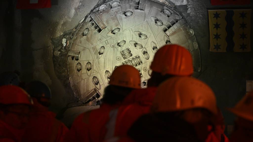 2022 gelang der Durchstich beim neuen Sicherheitsstollen des Kerenzerbergtunnels. Ab März 2026 wird der Strassentunnel umfassend saniert. (Archivbild)