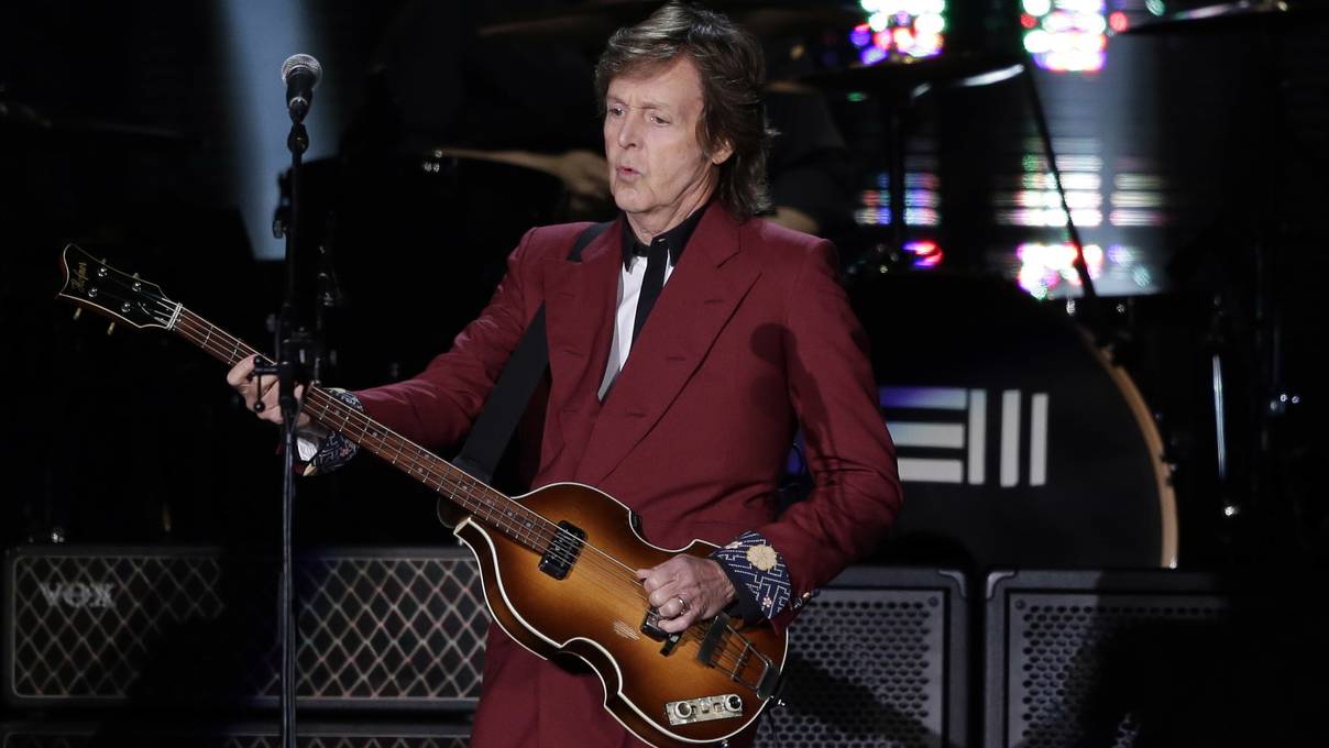 Paul McCartney mit Hofner Bass