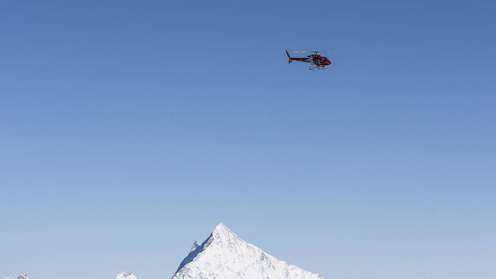 Bei Zermatt hat ein Helikopter am Dienstagmorgen eine bisher nicht identifizierte Leiche geborgen. (Archivbild)