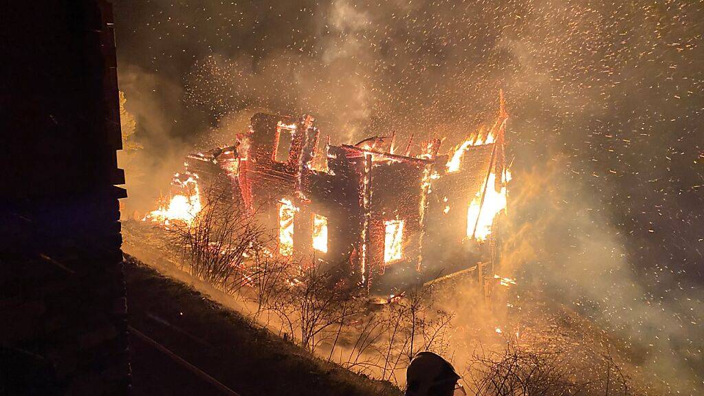 Das Chalet im Wallis wurde durch den Brand vollständig zerstört.