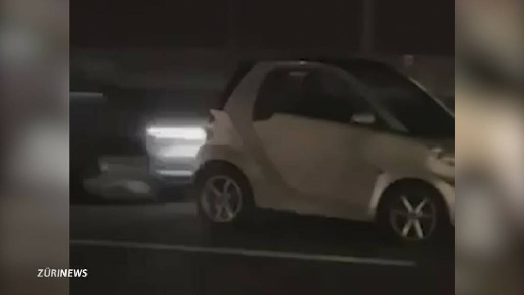 Heftiger Crash: Führerloser Smart rollt bei Raststätte Würenlos auf Autobahn