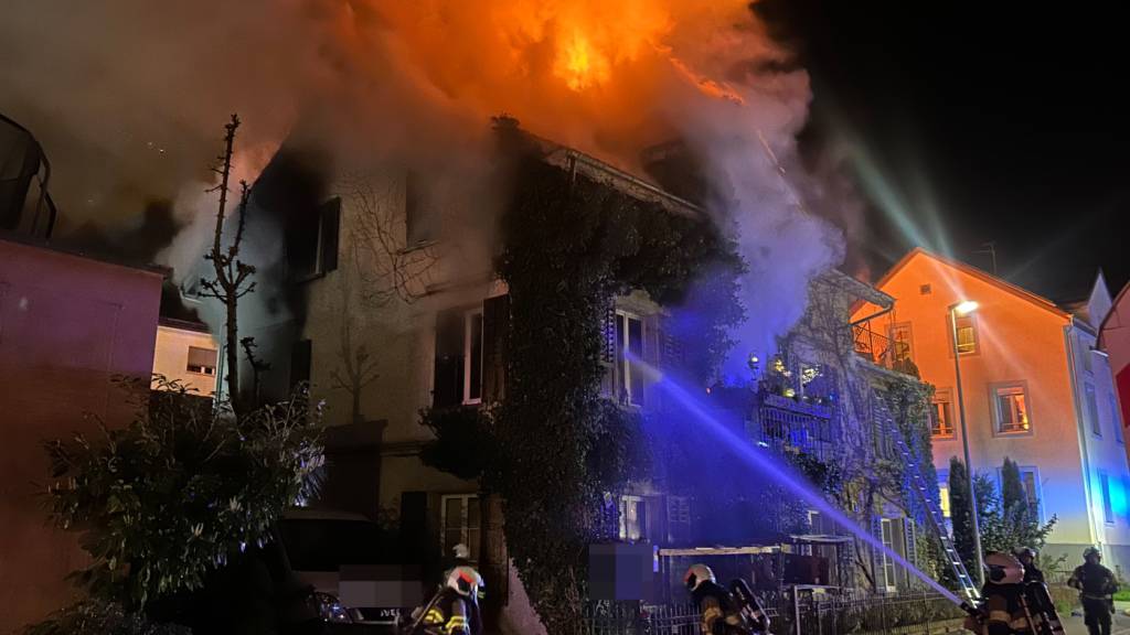 Am Samstagabend brannte ein Mehrfamilienhaus in Romanshorn. Verletzt wurde niemand.