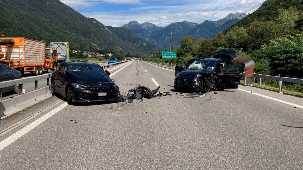 Nach der Kollision: links das Auto der Frau, rechts jenes des Mannes.