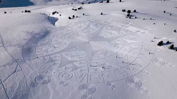Greenpeace-Aktivisten schaffen riesiges Schneefresko