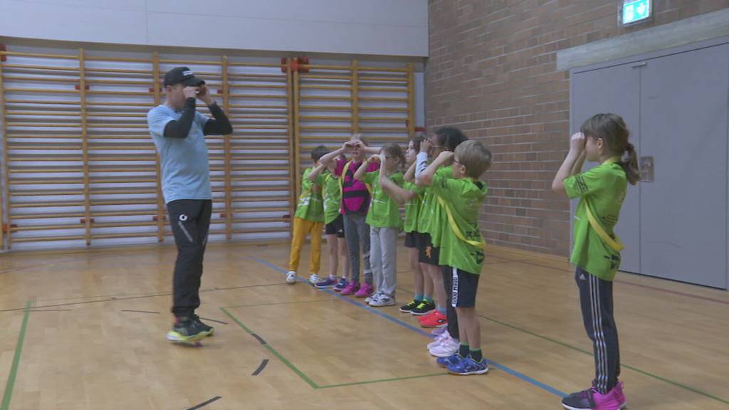 Viktor Röthlin besucht Kinder im Turnunterricht