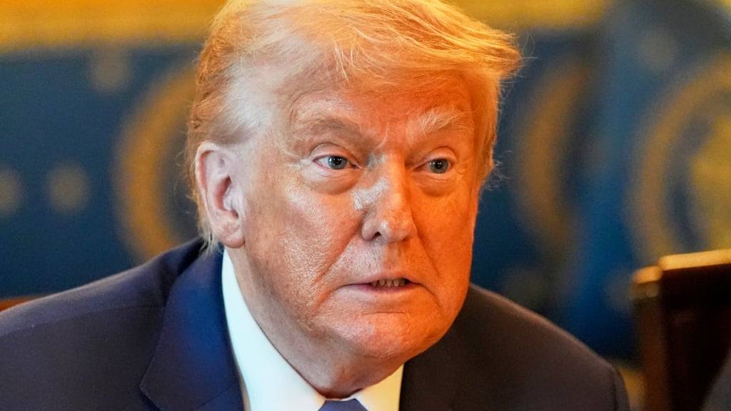 US-Präsident Donald Trump spricht während eines Treffens mit Netanjahu, Ministerpräsident von Israel, im Blue Room des Weißen Hauses in Washington. Foto: Alex Brandon/AP/dpa