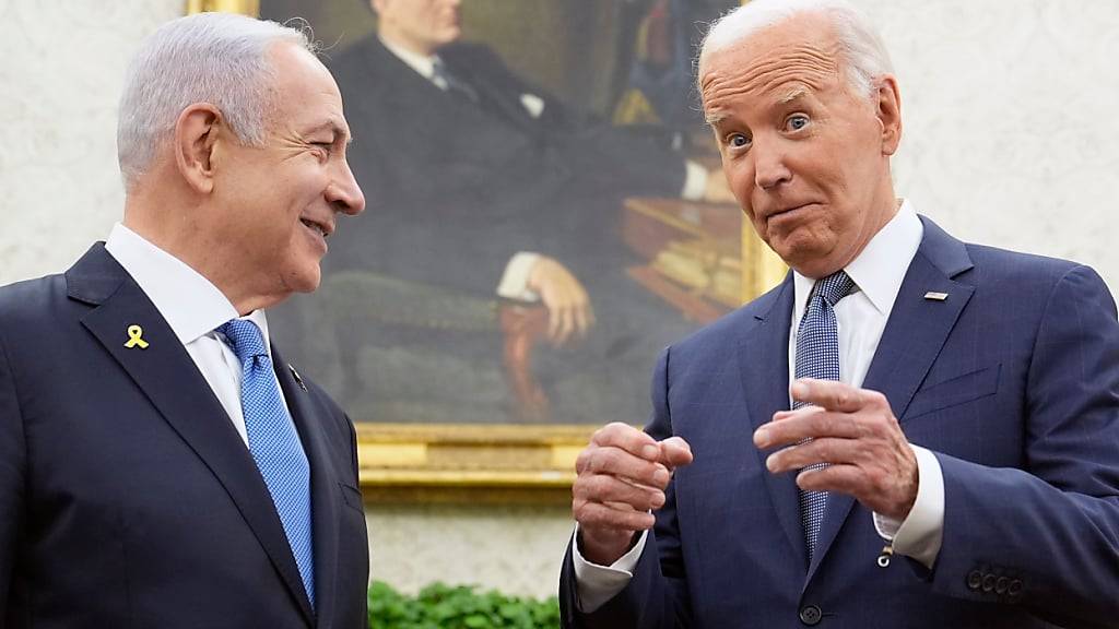 ARCHIV - US-Präsident Joe Biden (r) spricht mit dem israelischen Ministerpräsidenten Benjamin Netanjahu im Oval Office des Weißen Hauses. Foto: Susan Walsh/AP/dpa