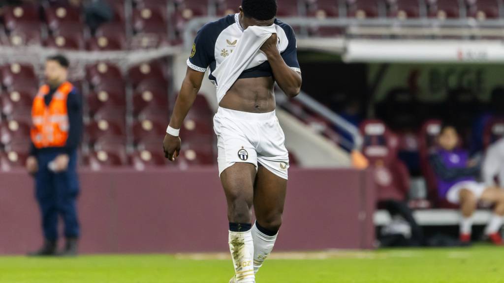 Quo vadis, FC Zürich? Damienus Reversen, nach der jüngsten Niederlage bei Servette mit hängendem Kopf, ist einer von nur drei Spielern, die am 1. und am 29. Spieltag zur FCZ-Startelf gehörten