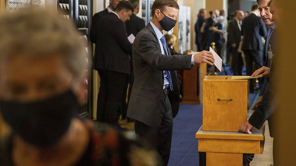 Ein estnischer Abgeordneter (M) wirft im estnischen Parlament bei der Wahl über den neuen estnischen Staatspräsidenten seinen Wahlzettel in eine Wahlurne. Foto: Raul Mee/AP/dpa