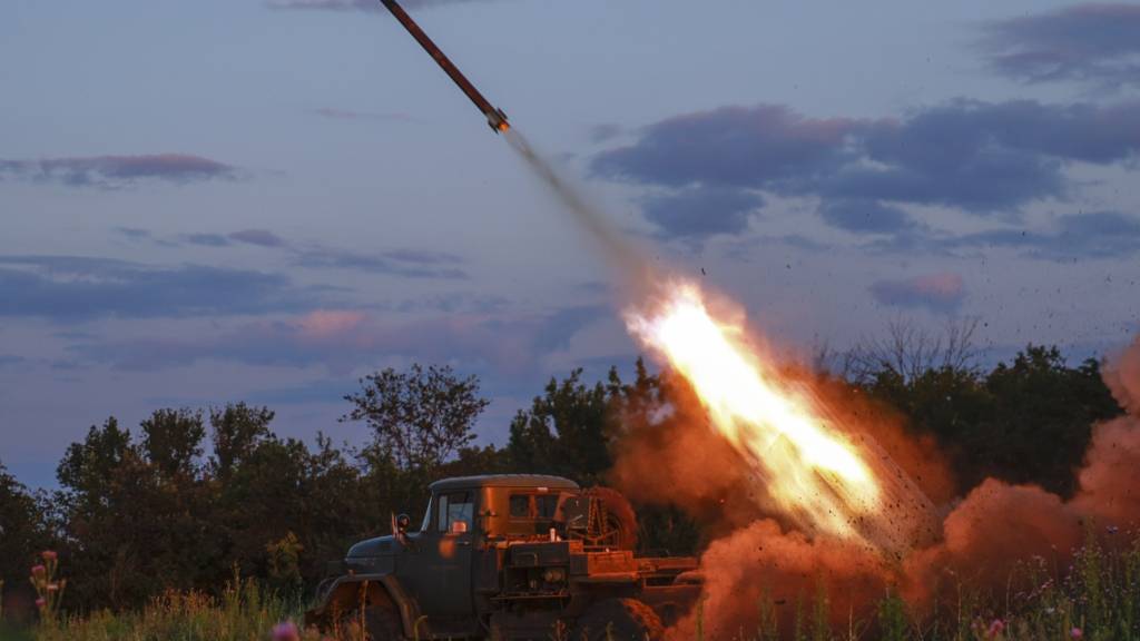 Ein Mehrfachraketenwerfer der ukrainischen Armee feuert Raketen auf russische Stellungen an der Frontlinie in der Nähe von Bachmut. Foto: Roman Chop/Roman Chop/AP