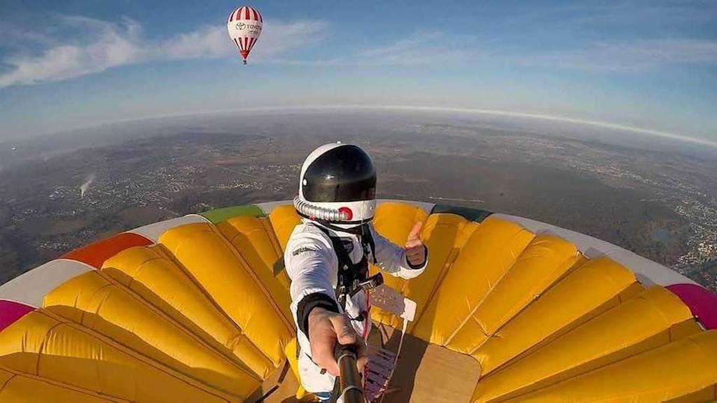 In 4000 Metern Höhe: Franzose fliegt stehend auf Heissluftballon