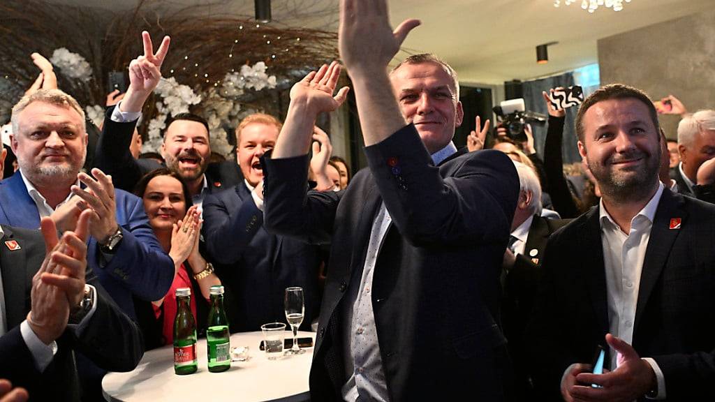 Anhänger des Präsidentschaftskandidaten Pellegrini feiern in seinem Hauptquartier nach der Stichwahl in Bratislava, Slowakei. Foto: Denes Erdos/AP/dpa