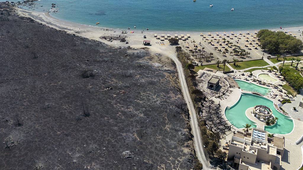 Im Ort Kiotari ist das Feuer in den vergangenen Tagen bis an die Hotels am Strand vorgedrungen. Foto: Christoph Reichwein/dpa