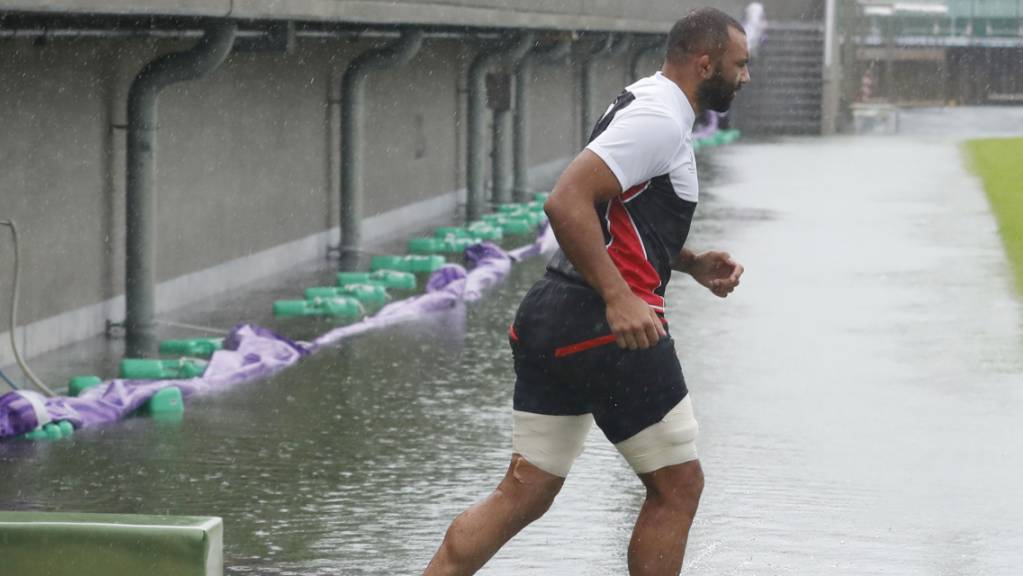 Der japanische Rugby-Spieler Michael Leitch trainiert in Tokio auf einem von Taifun «Hagibis» überfluteten Spielfeld. (Archivbild)