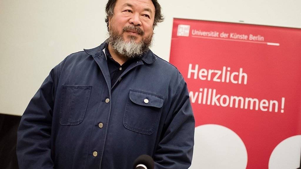 Der chinesische Künstler Ai Weiwei stellte am Montag in Berlin das Konzept seiner Gastprofessur vor.