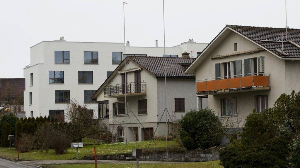 Wegen Beschwerden vor dem Verwaltungsgericht kann die neue Bauordnung in Cham ZG zurzeit nicht in Kraft treten. (Archivbild)